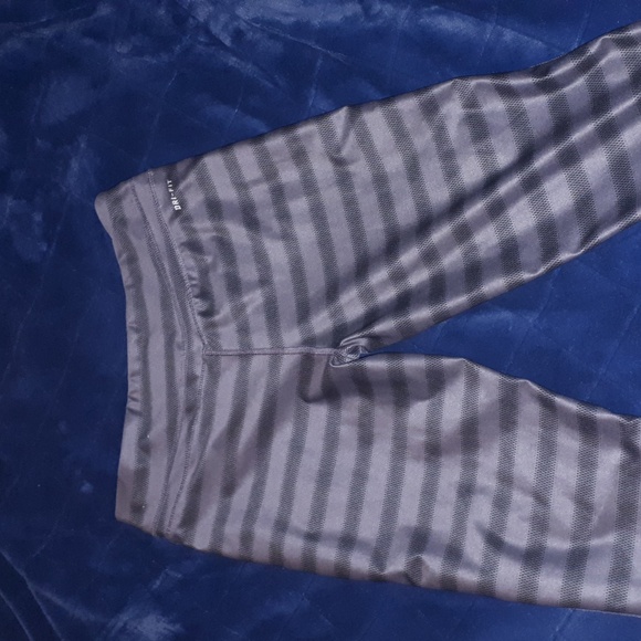 NIKE~Dry Fit Capris - Picture 5 of 5